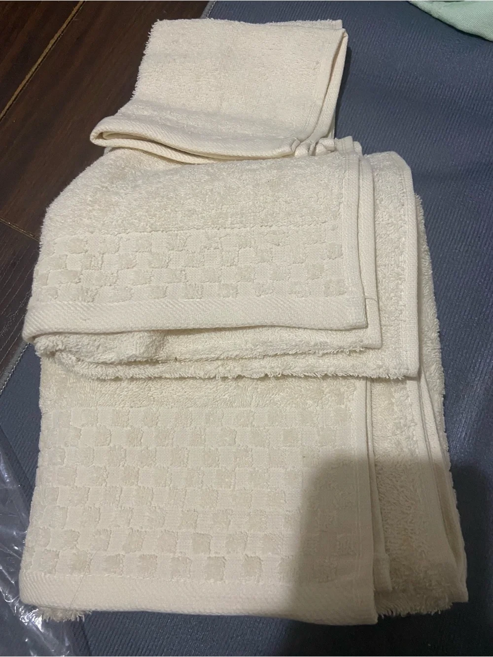 Myown Ultra Soft 3 Pk Popcorn Border Towel Set, Contains a Bath Towels 27 X 55